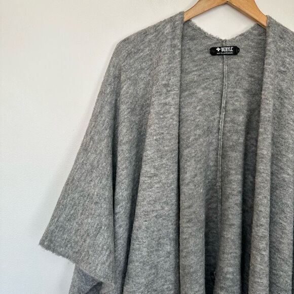 Beryll Cashmere Serape | Light Gray Oversized Blanket Scarf With Stretch - Picture 7 of 12